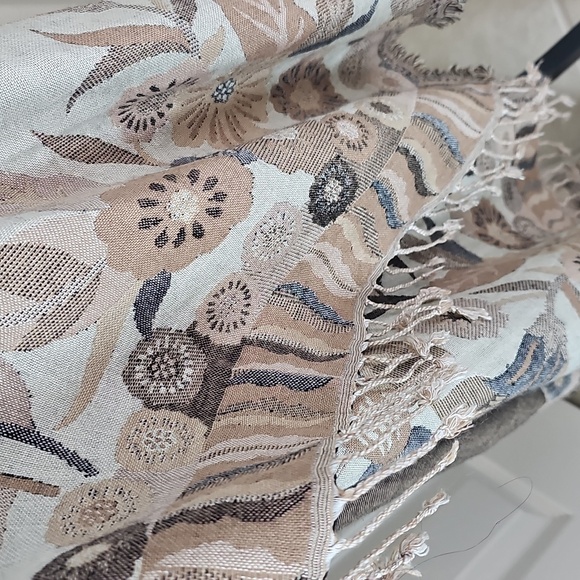 NWT Vince Camuto Beige Floral Scarf with Fringe - Picture 4 of 16